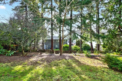 Garden / Landscaping Photo of 32244 14th Avenue, Mission, BC
