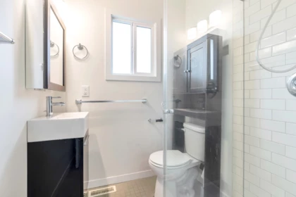 Primary Bathroom Photo of 2052 E 41st Avenue, Vancouver, BC