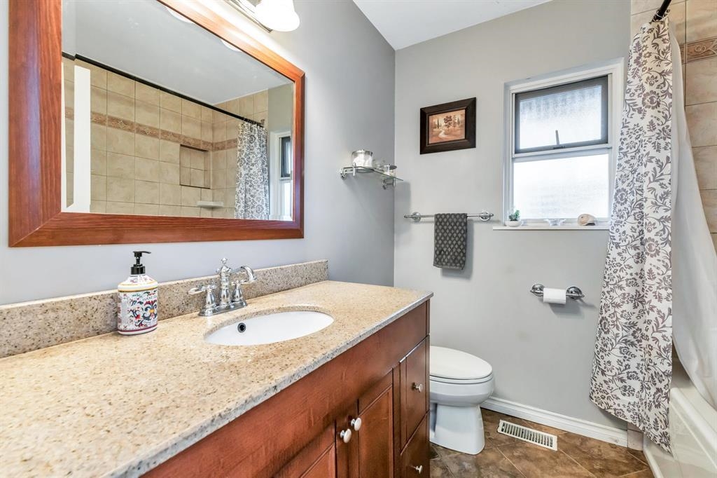 Powder Room Photo of 4729 60b Street, Delta, BC