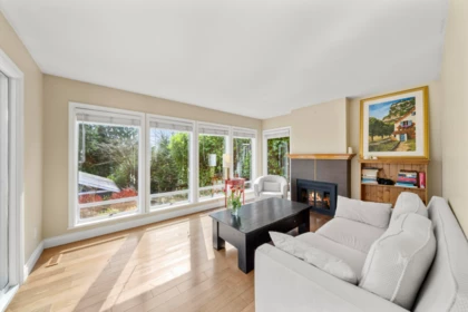 Kitchen Island Photo of 1588 Inglewood Avenue, West Vancouver, BC