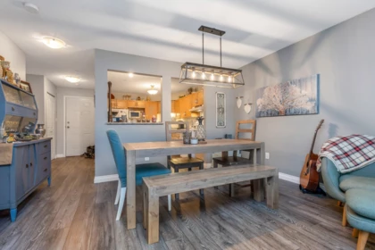 Kitchen Photo of 102 33280 E Bourquin Crescent, Abbotsford, BC