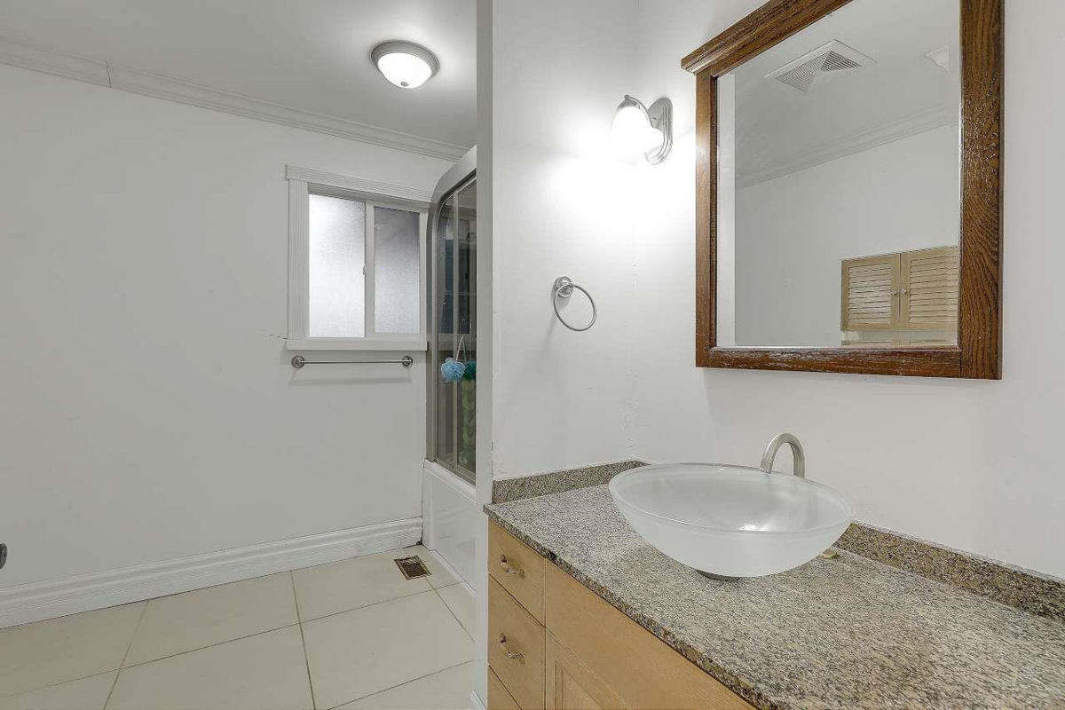 Guest Bathroom Photo of 32774 7th Avenue, Mission, BC