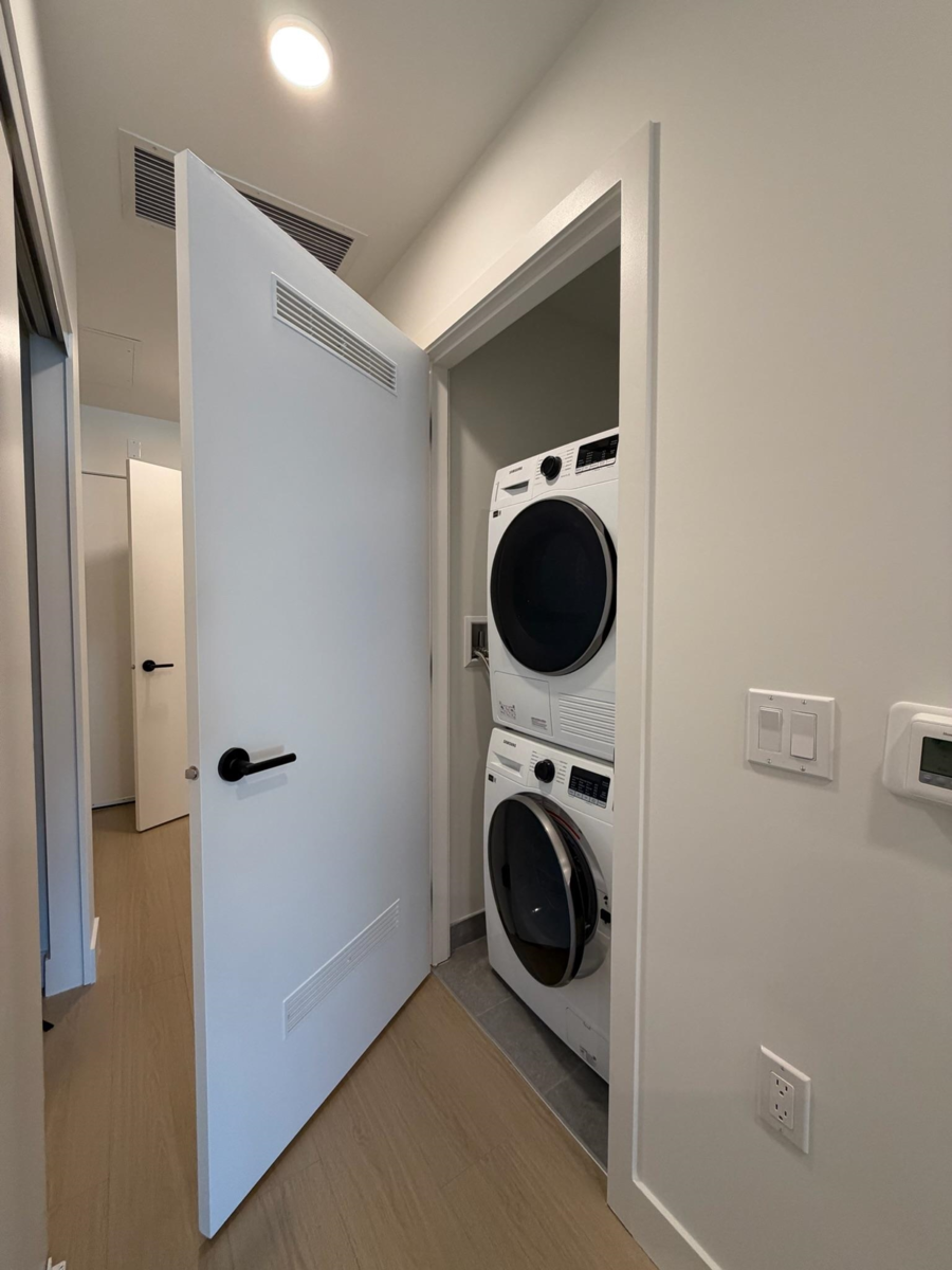 Breakfast Nook Photo of 419 422 E 3rd Street, North Vancouver, BC