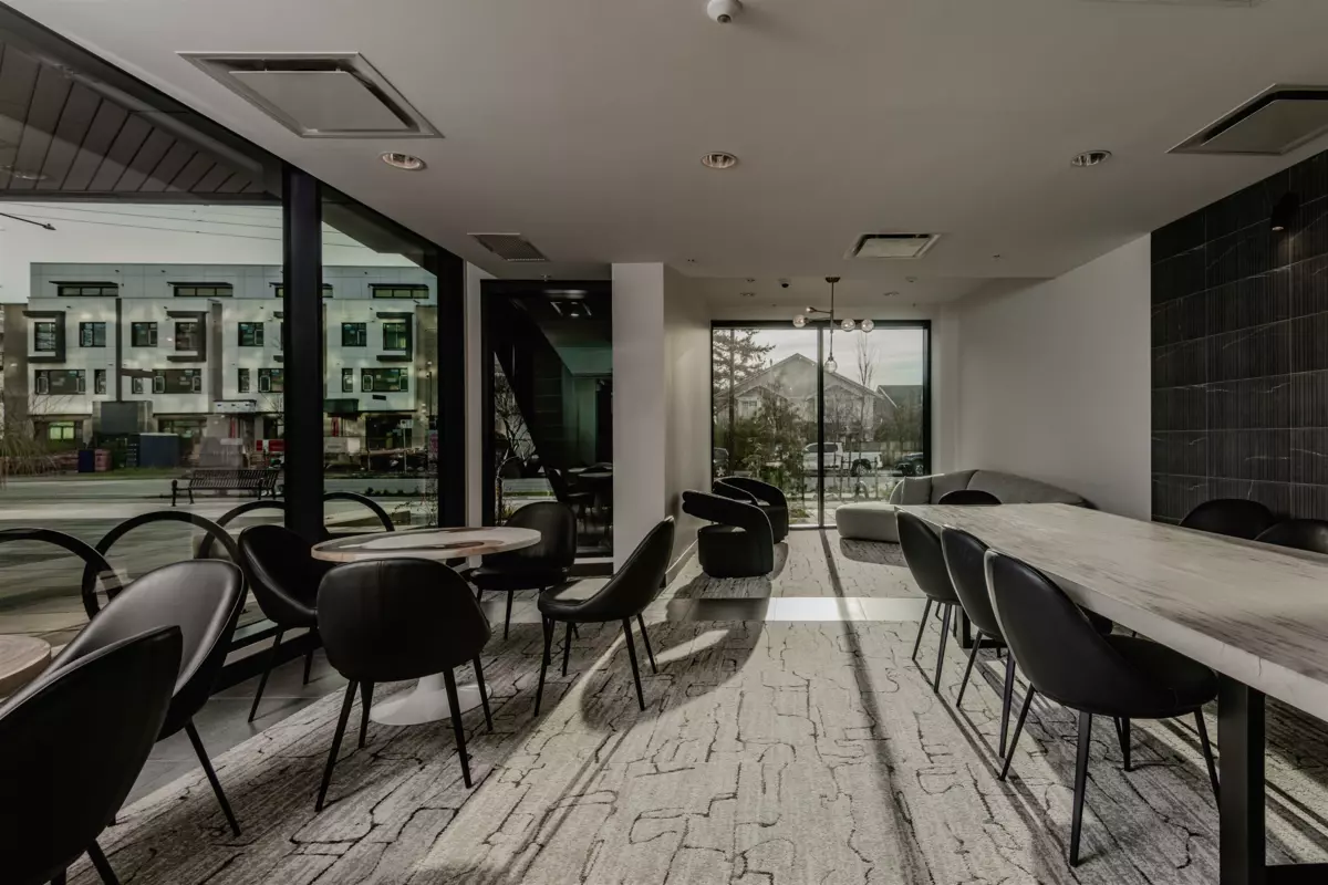 Entry Foyer Photo of 419 422 E 3rd Street, North Vancouver, BC