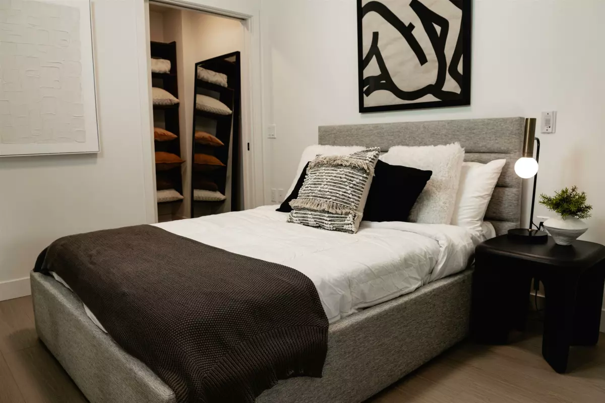 Kitchen Island Photo of 419 422 E 3rd Street, North Vancouver, BC