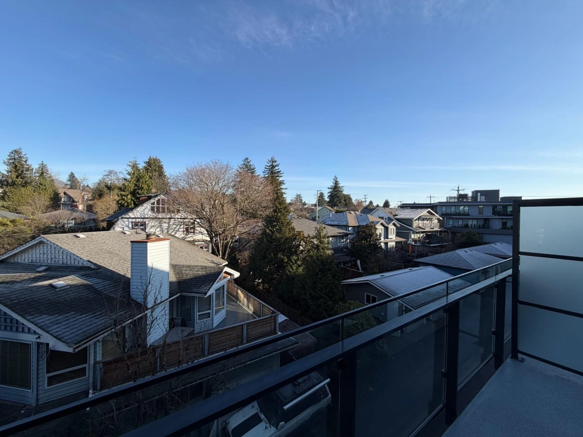 Primary Bathroom Photo of 419 422 E 3rd Street, North Vancouver, BC