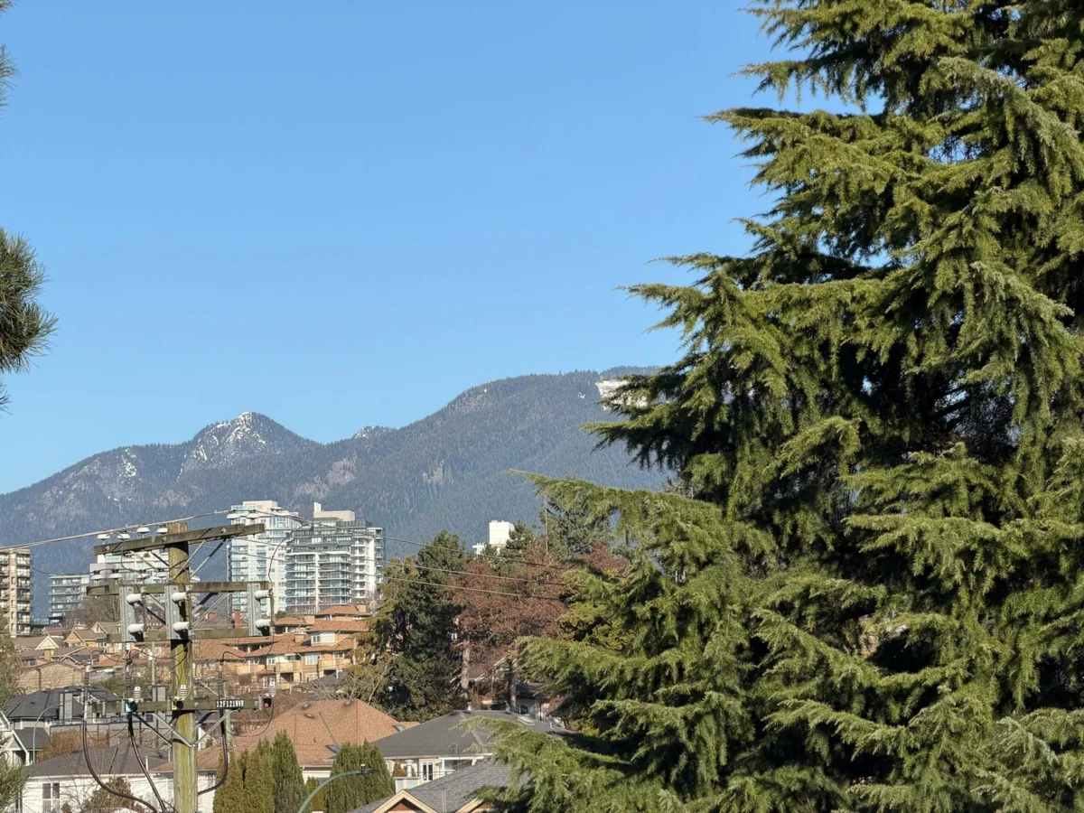 Walk-In Closet Photo of 419 422 E 3rd Street, North Vancouver, BC