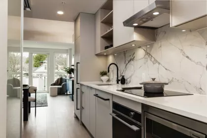 419 422 E 3rd Street, North Vancouver, BC