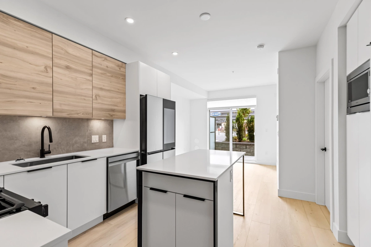 Kitchen Island Photo of 106 30494 Cardinal Avenue, Abbotsford, BC