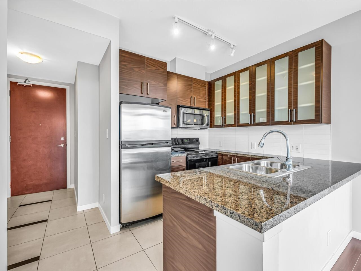 Family Room Photo of 2006 2345 Madison Avenue, Burnaby, BC