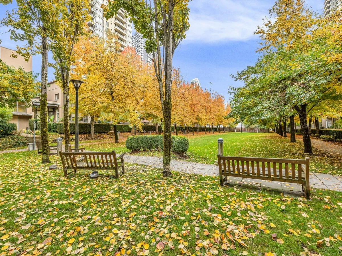 Garden / Landscaping Photo of 2006 2345 Madison Avenue, Burnaby, BC