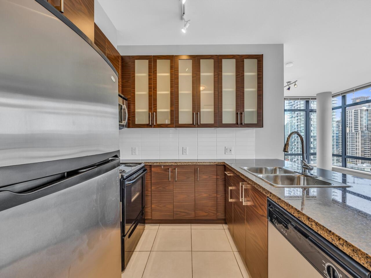 Kitchen Island Photo of 2006 2345 Madison Avenue, Burnaby, BC