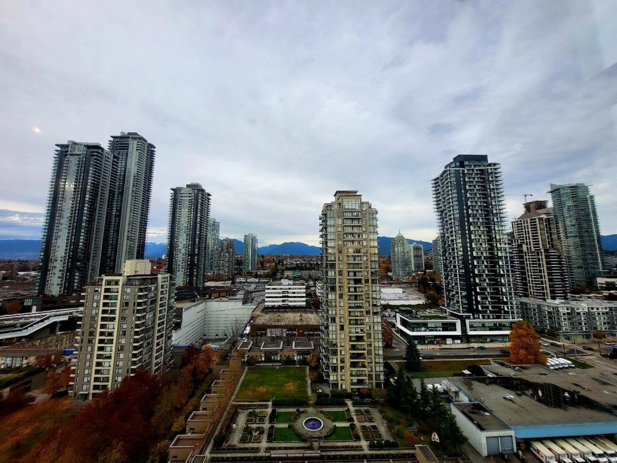 Living Room Photo of 2006 2345 Madison Avenue, Burnaby, BC