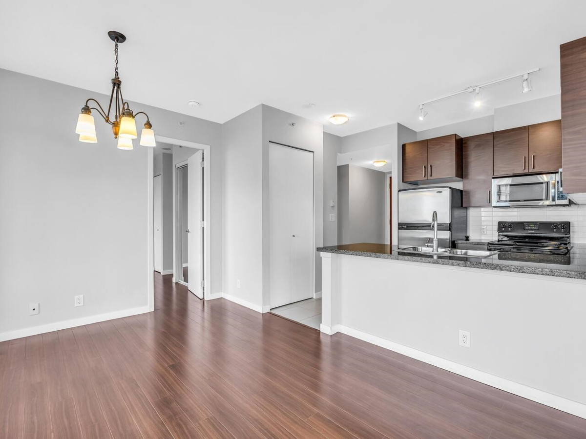 Walk-In Closet Photo of 2006 2345 Madison Avenue, Burnaby, BC