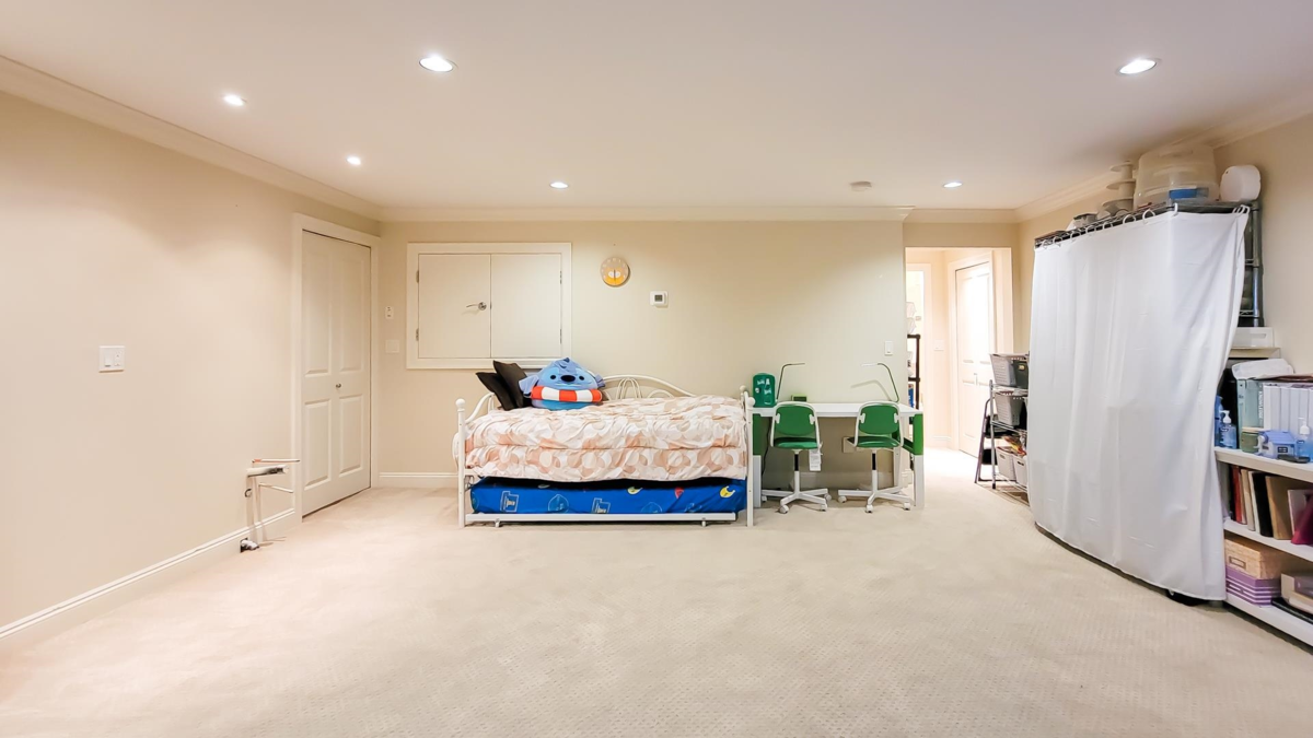 Entry Foyer Photo of 203 E 18th Street, North Vancouver, BC