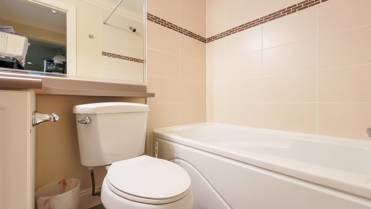 Hallway Photo of 203 E 18th Street, North Vancouver, BC