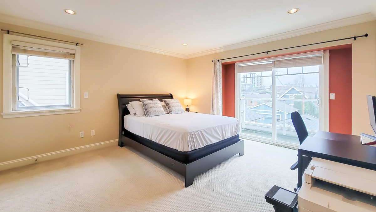 Walk-In Closet Photo of 203 E 18th Street, North Vancouver, BC