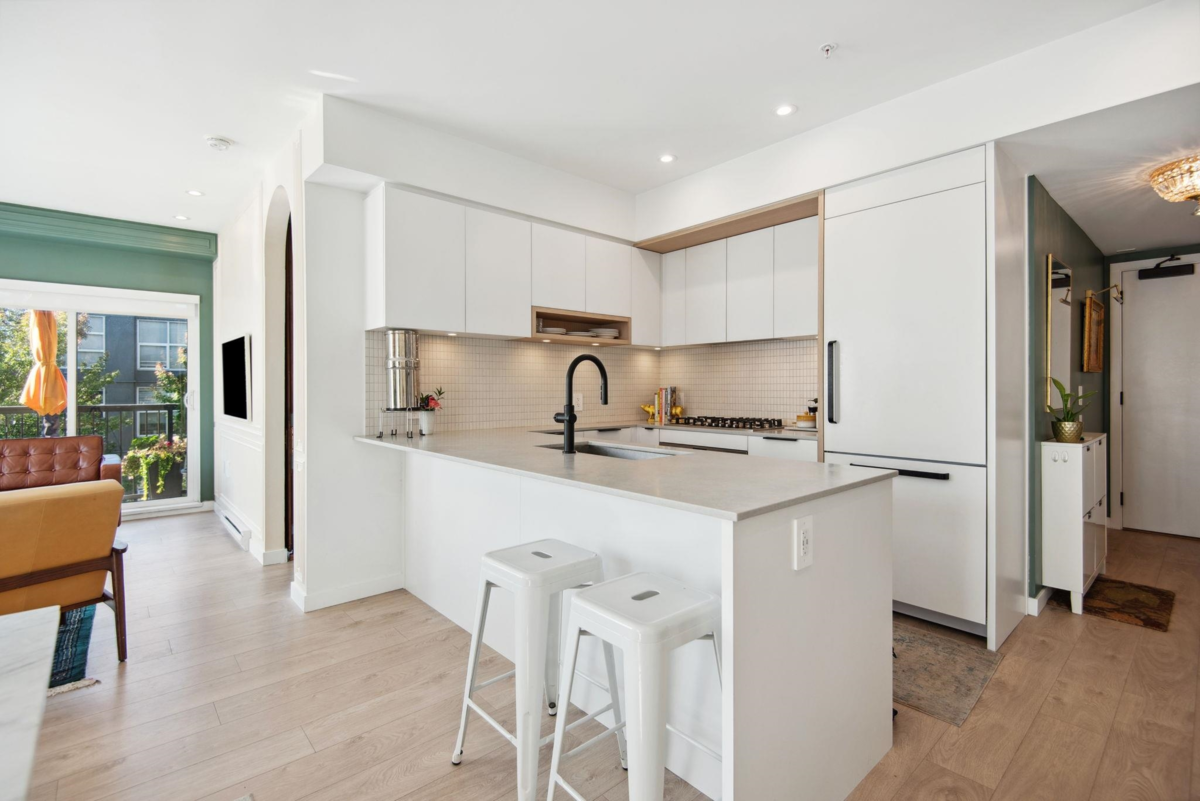 Kitchen Island Photo of 321 2520 Guelph Street, Vancouver, BC