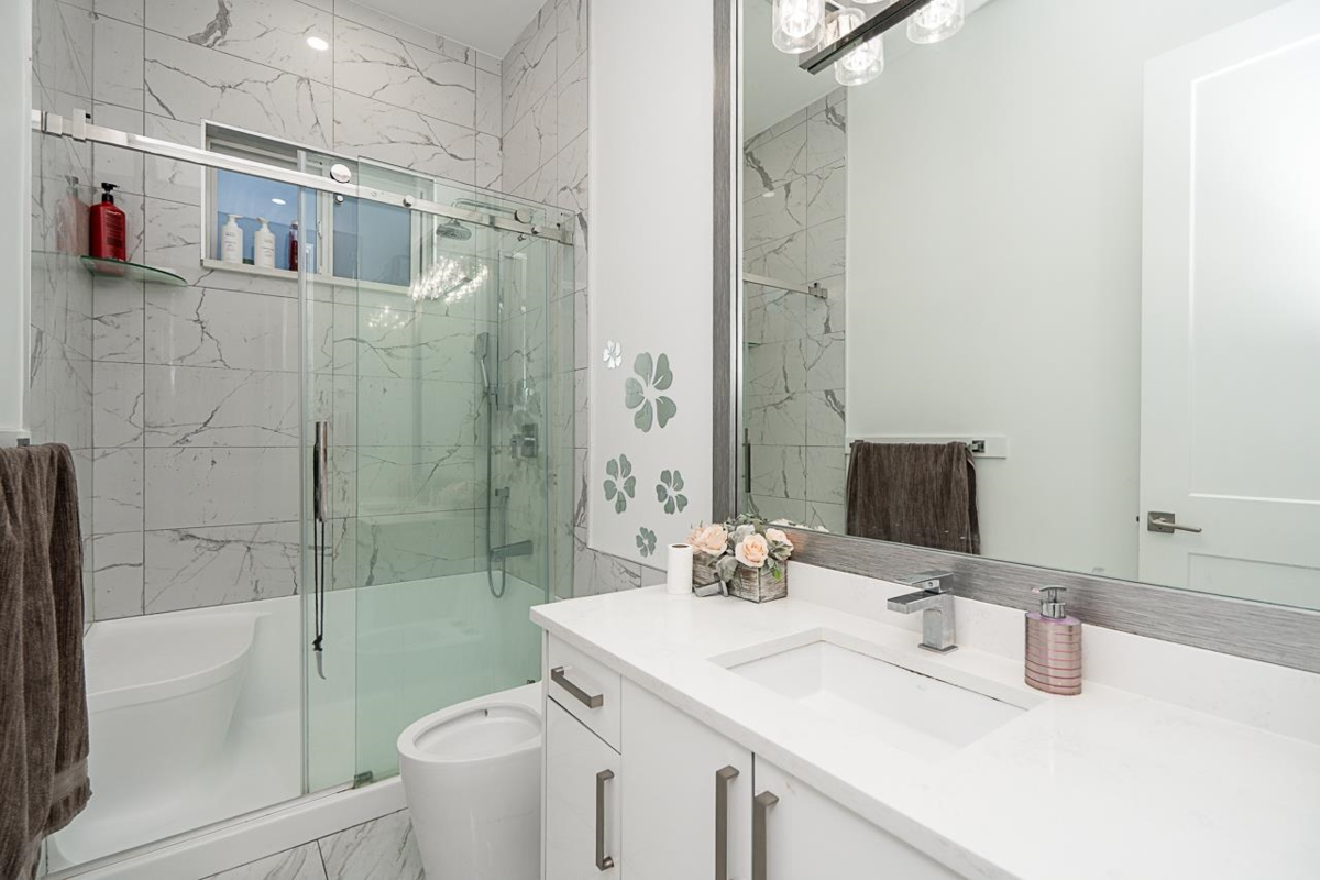 Powder Room Photo of 14517 72 Avenue, Surrey, BC
