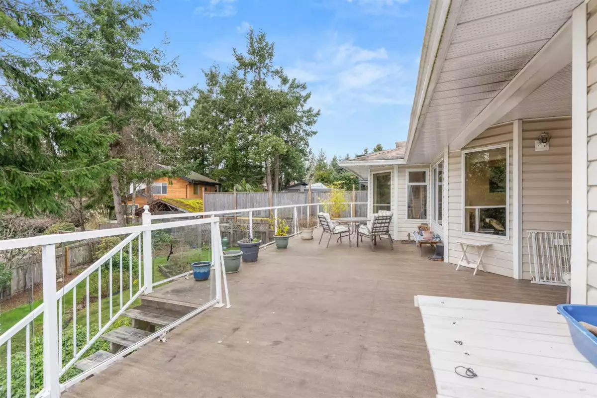 Outdoor Deck Photo of 4967 Laurel Avenue, Sechelt, BC