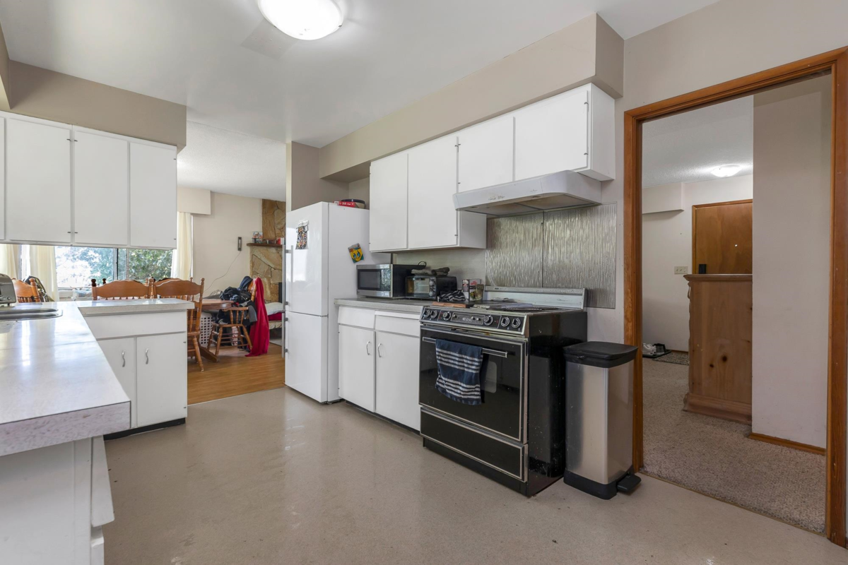 Kitchen Island Photo of 8591 Howell Road, Mission, BC