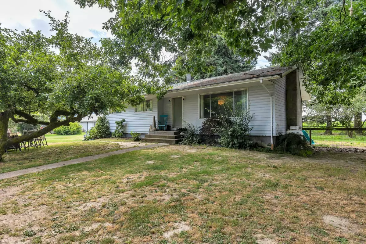 Living Room Photo of 8591 Howell Road, Mission, BC