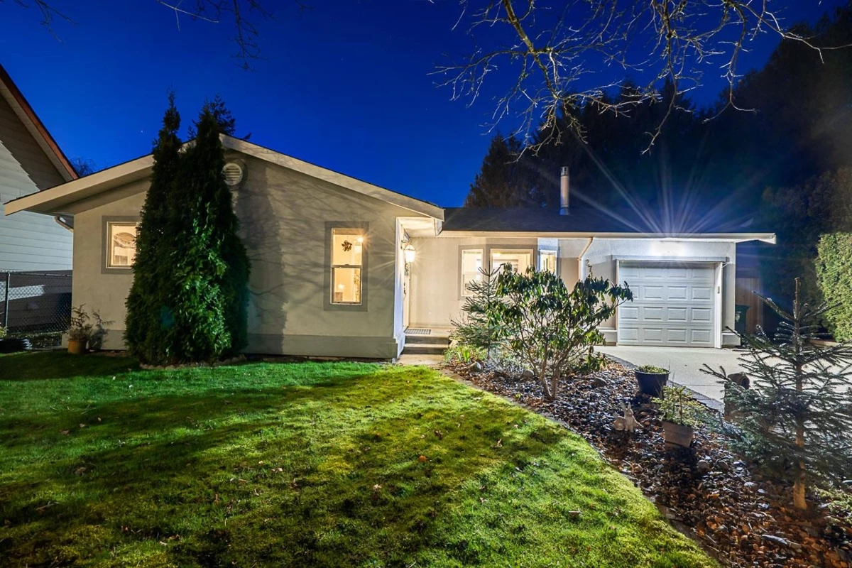 Living Room Photo of 27153 27b Avenue, Langley, BC