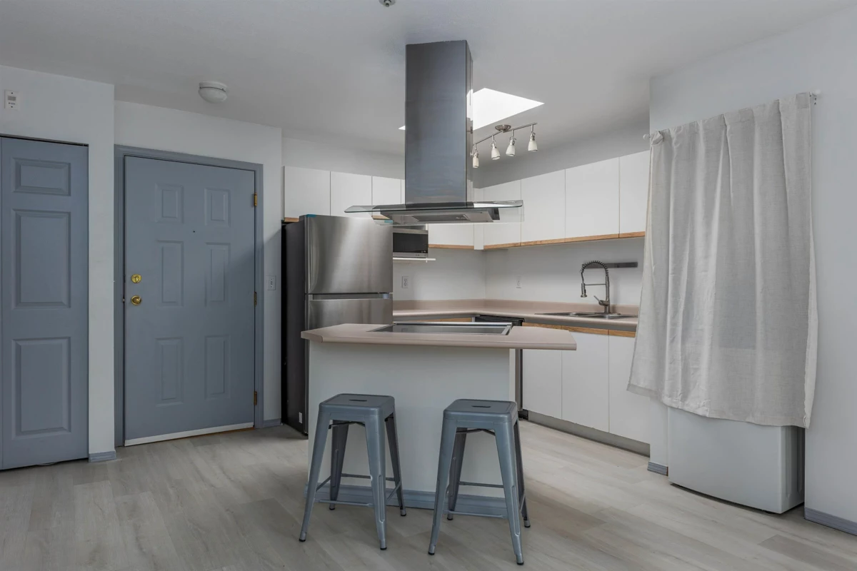 Kitchen Island Photo of E309 40180 Willow Crescent, Squamish, BC