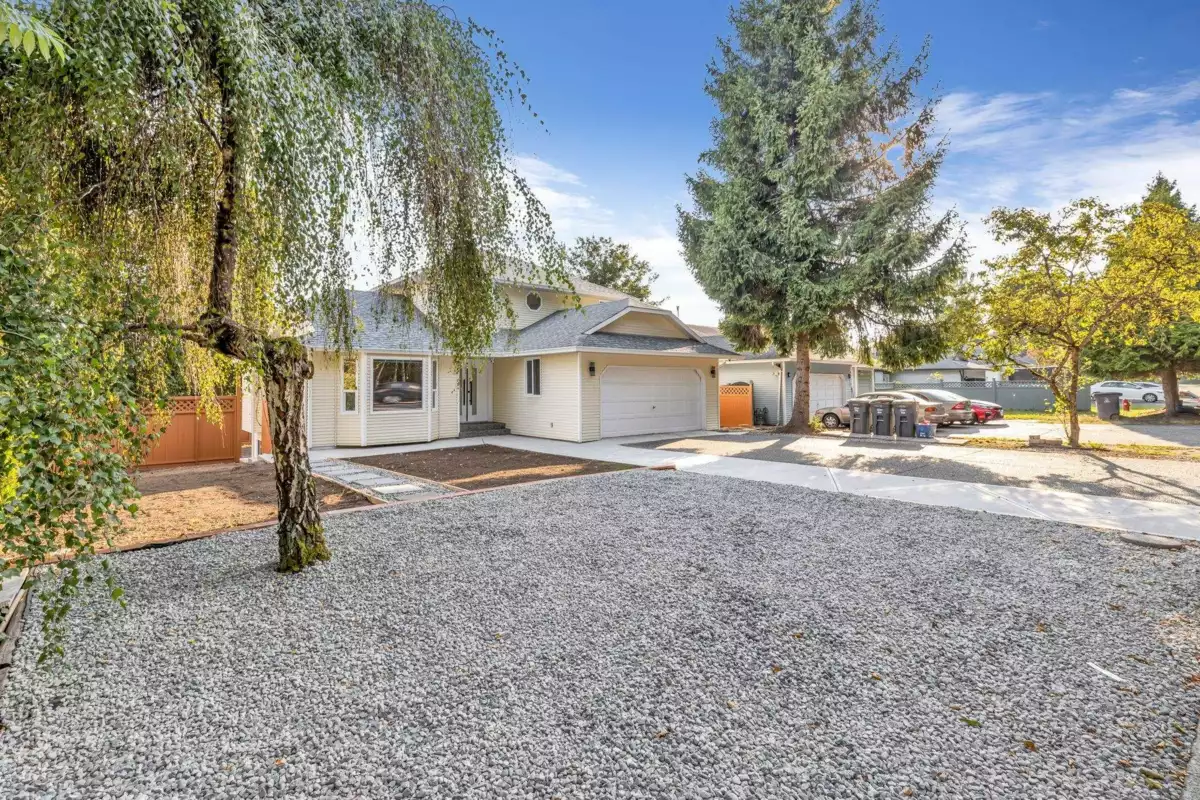 Family Room Photo of 14278 Hyland Road, Surrey, BC