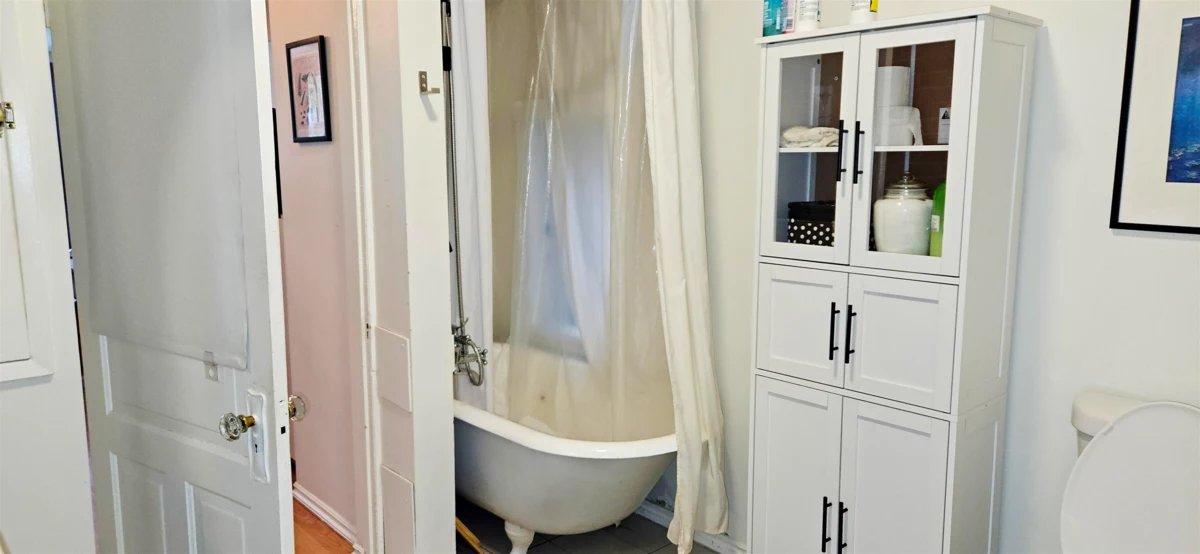 Primary Bathroom Photo of 2635 W 7th Avenue, Vancouver, BC