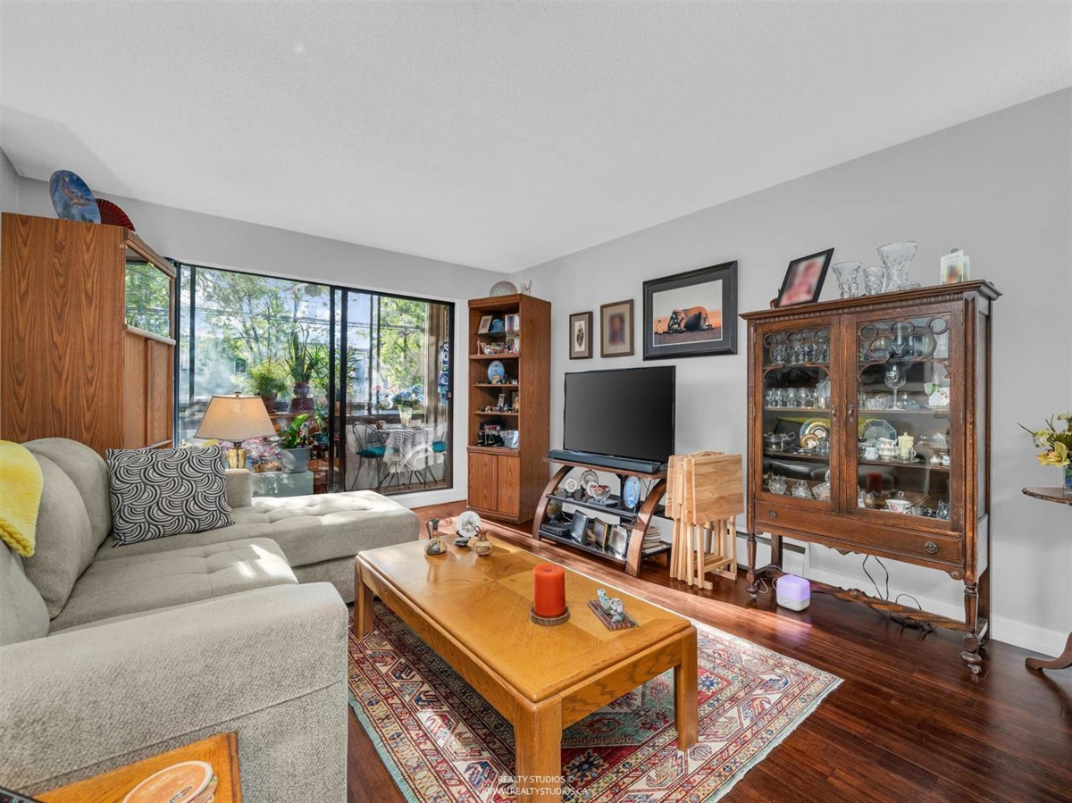 Dining Area Photo of 106 515 Eleventh Street, New Westminster, BC