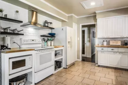 Kitchen Island Photo of 46465 Brooks Avenue, Chilliwack, BC