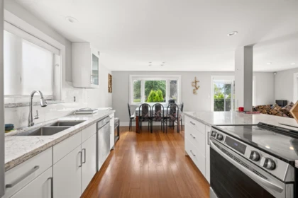 Kitchen Island Photo of 2225 Crystal Court, Abbotsford, BC