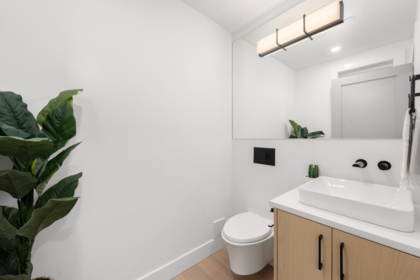 Primary Bathroom Photo of 1220 E 11th Avenue, Vancouver, BC