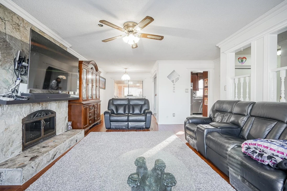 Living Room Photo of 9041 122b Street, Surrey, BC