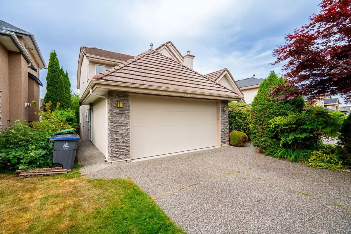 Living Room Photo of 16995 104a Avenue, Surrey, BC