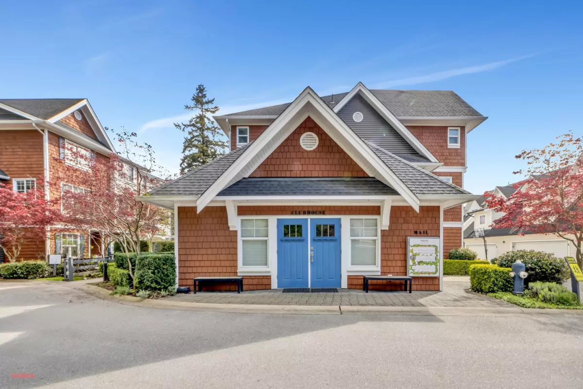 Living Room Photo of 4 14905 60 Avenue, Surrey, BC