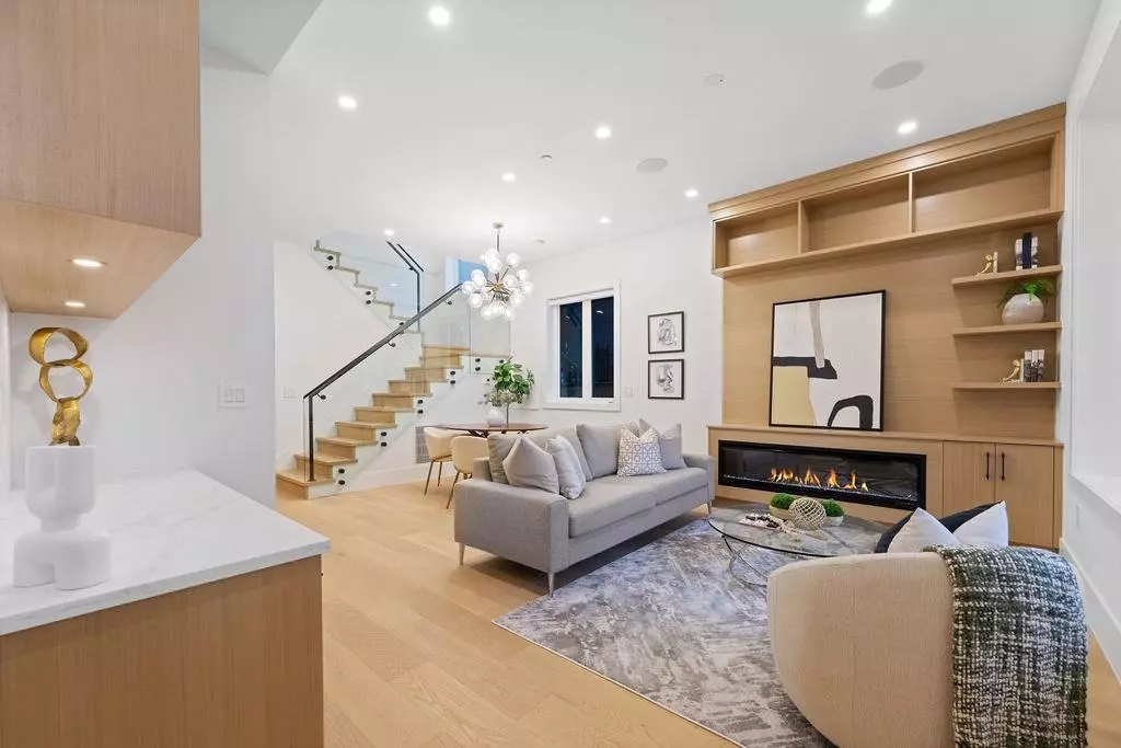 Living Room Photo of 1 1166 E 11th Avenue, Vancouver, BC