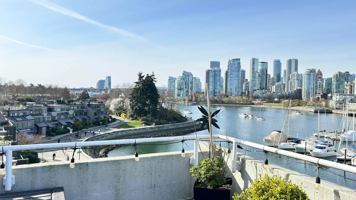 Exterior Rear Photo of 315 674 Leg In Boot Square, Vancouver, BC