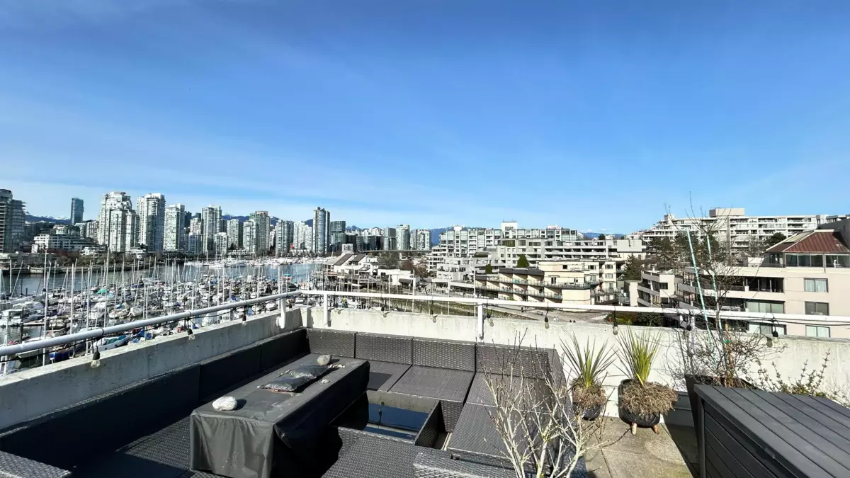 Family Room Photo of 315 674 Leg In Boot Square, Vancouver, BC