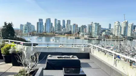 Outdoor Kitchen Photo of 315 674 Leg In Boot Square, Vancouver, BC
