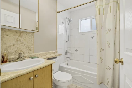 Powder Room Photo of 591 E 28th Avenue, Vancouver, BC