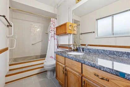 Guest Bathroom Photo of 729 W 62nd Avenue, Vancouver, BC