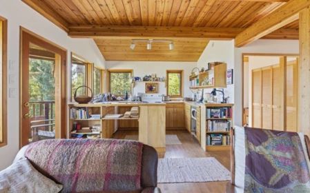 528 Harvey Road, Gibsons, BC, Gibsons — Single Family Residence for sale