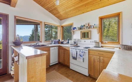 528 Harvey Road, Gibsons, BC, Gibsons — Single Family Residence for sale