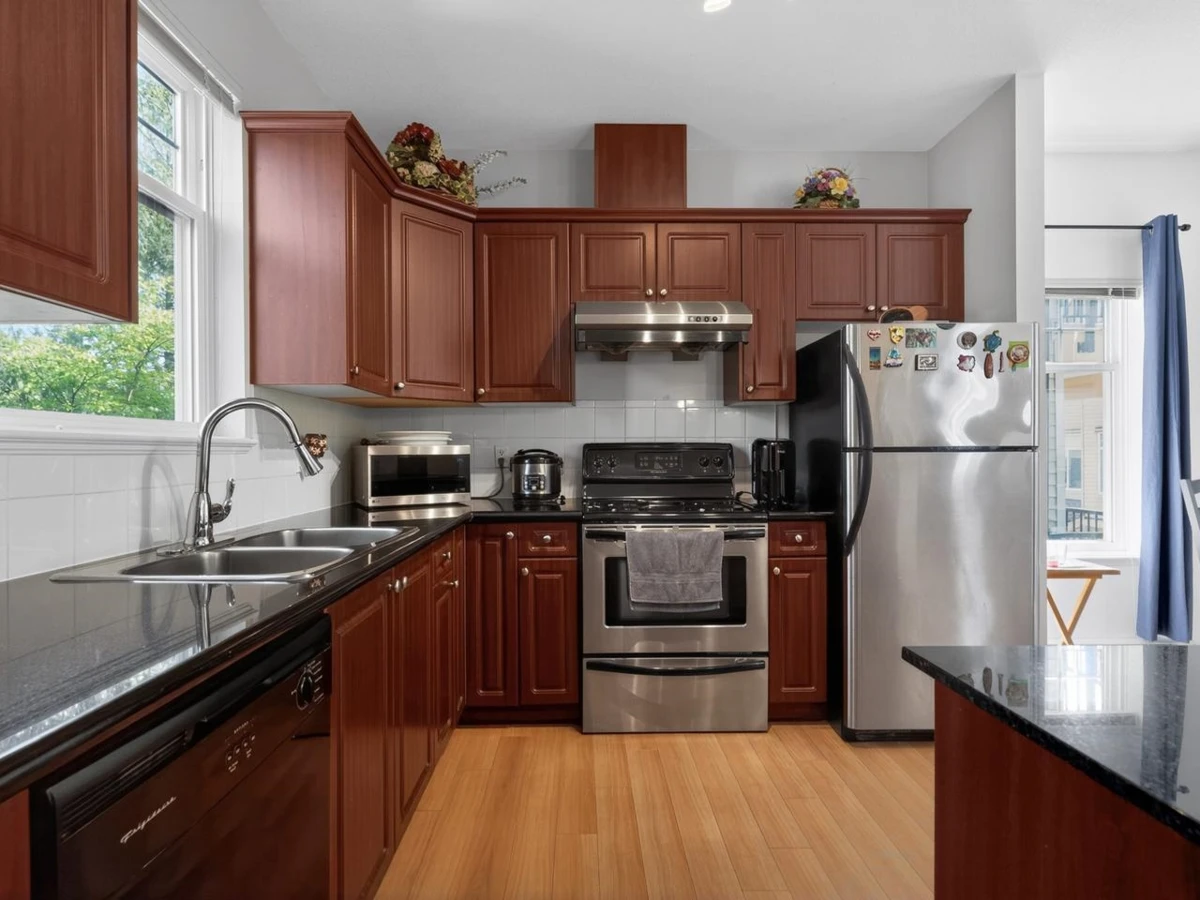 Dining Area Photo of 2 15518 103a Avenue, Surrey, BC
