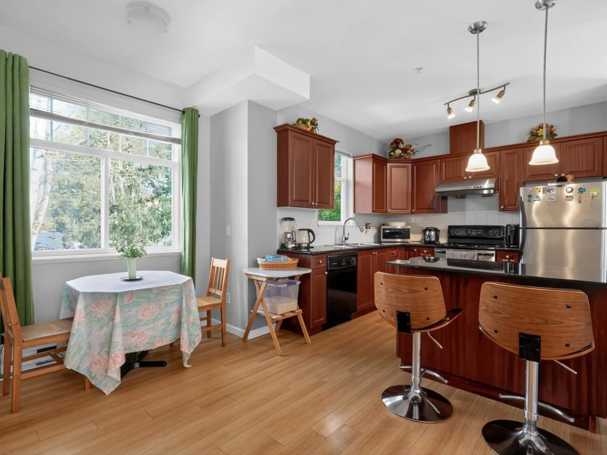 Family Room Photo of 2 15518 103a Avenue, Surrey, BC