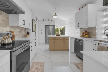 Kitchen Island Photo of 10048 157 Street, Surrey, BC