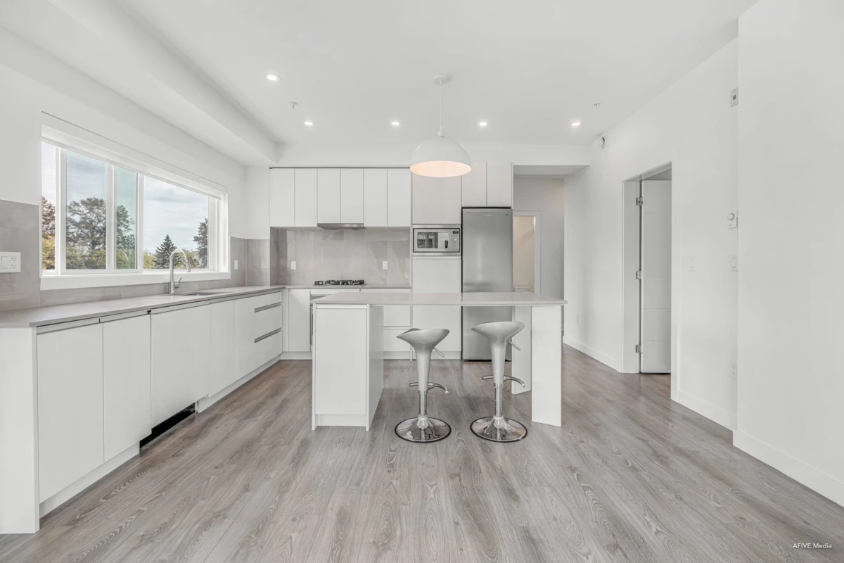 Dining Area Photo of 401 14225 103a Avenue, Surrey, BC
