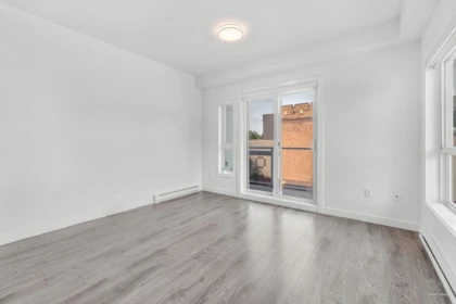 Primary Bathroom Photo of 401 14225 103a Avenue, Surrey, BC